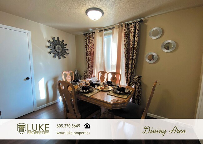 Building Photo - Downtown gem, 2-BR duplex, modern amenitie...