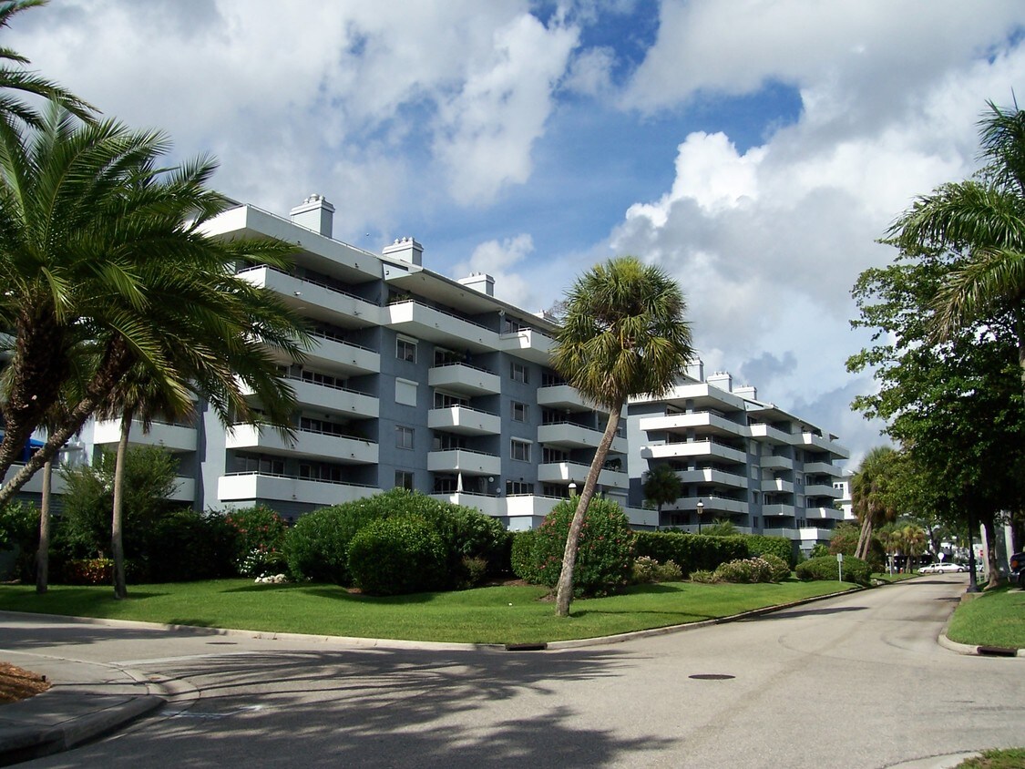 1050 Riverside Dr, Palmetto, FL 34221 Condo for Rent in Palmetto, FL