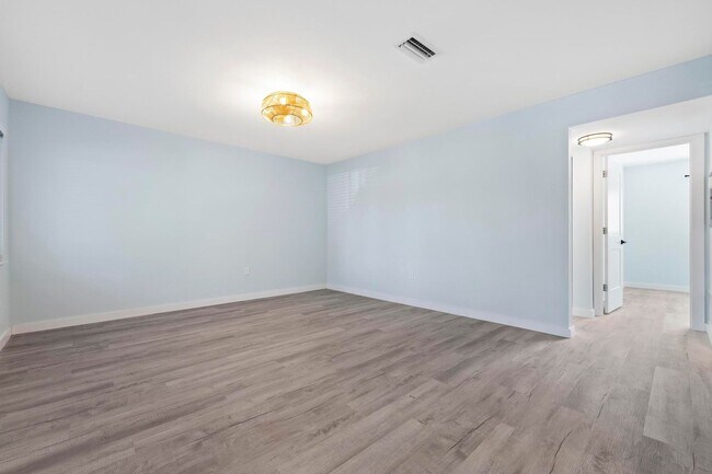 Building Photo - GORGEOUS FULLY RENOVATED 1st FLOOR 2 BEDRO...