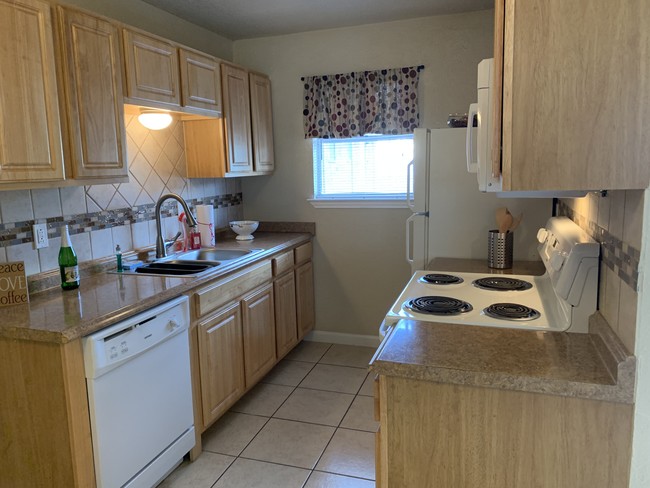 1 Bedroom Kitchen - Eastgate Ridge Apartments