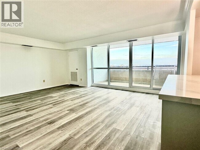 Building Photo - 389 Dundas St