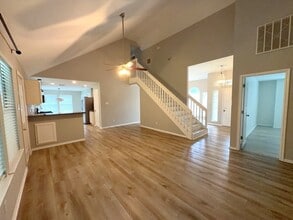 Building Photo - 2106 Lexington Woods Dr