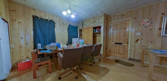 Foto del edificio - Huge House + Large Backyard + Off-Street Parking! Available June 4th!