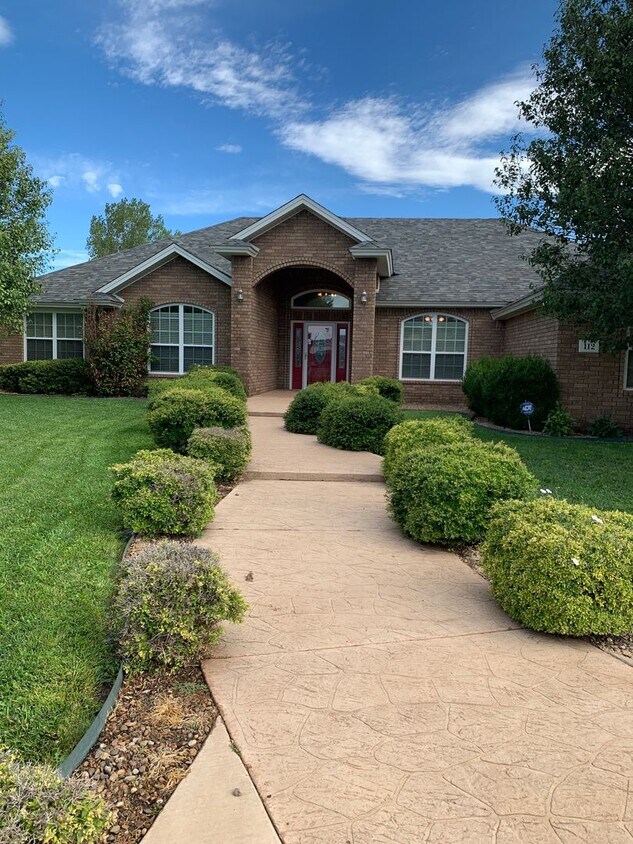 Foto principal - 4 bedroom 21/2 bath home