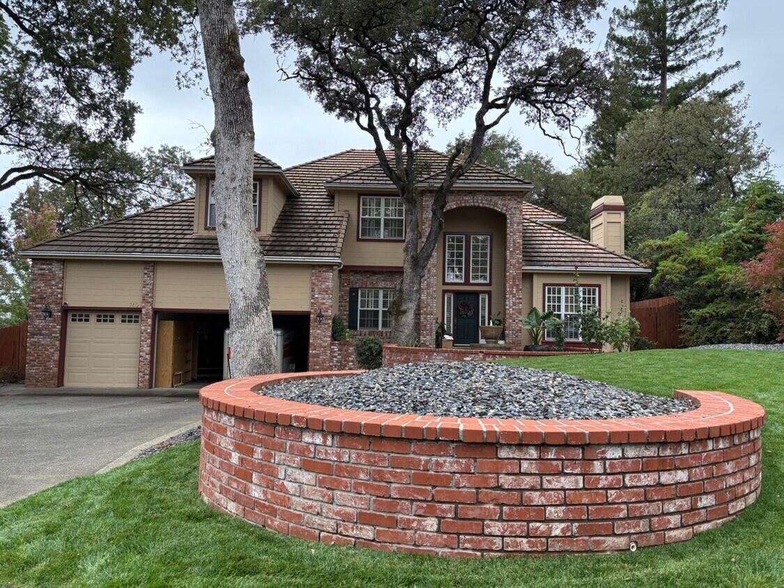 Primary Photo - 740 Oak Crest Cir