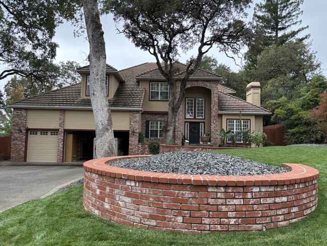 Building Photo - 740 Oak Crest Cir