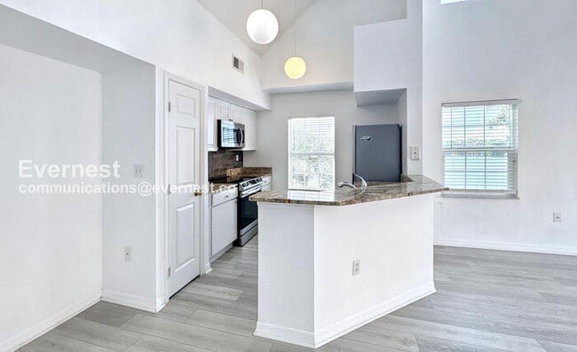 Building Photo - 9114 Lake Chase Island Way