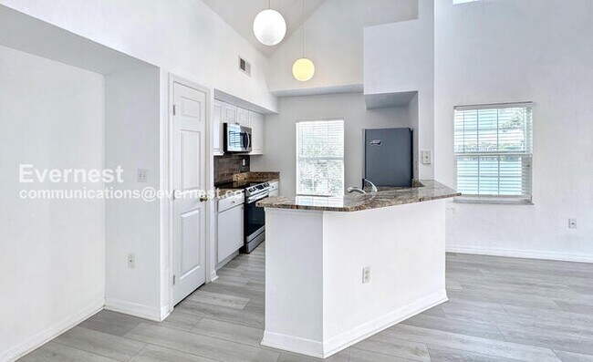 Foto del edificio - 9114 Lake Chase Island Way