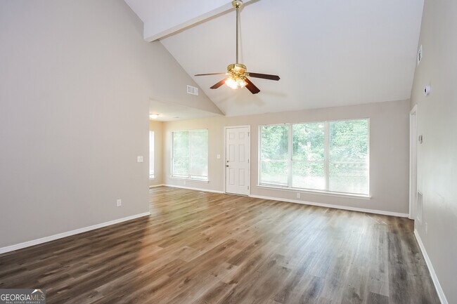 Foto del edificio - 492 Crestwood Ct