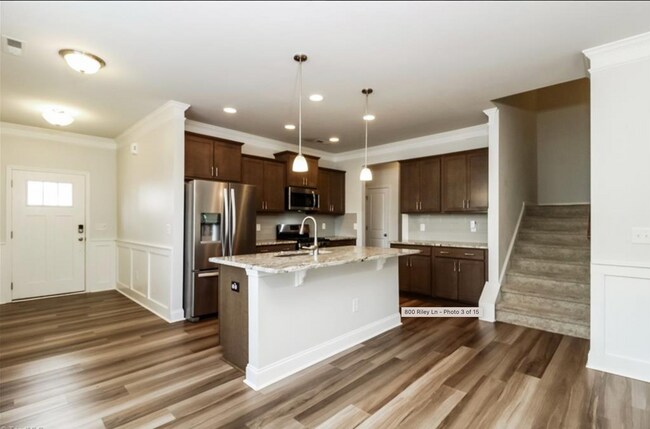 Foto del edificio - Impeccable maintenance-free 2 level 4 bedr...