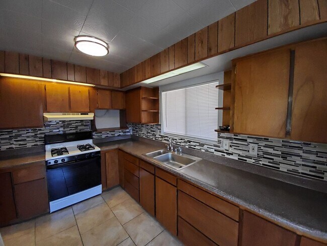 Building Photo - Three Bed/1 Bath with garage