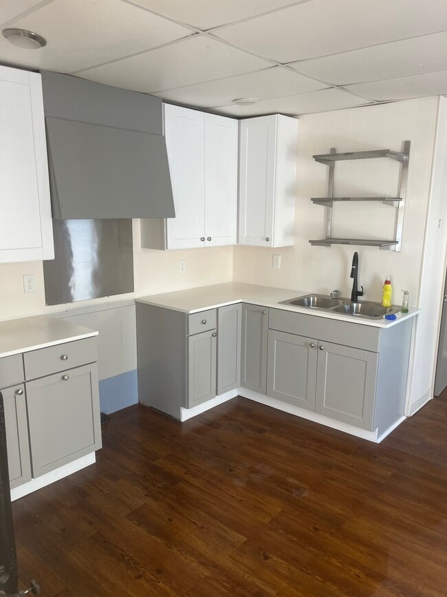 Building Photo - 613 E 3rd St