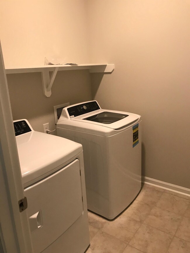 Foto del edificio - 21224 W Grove Dr