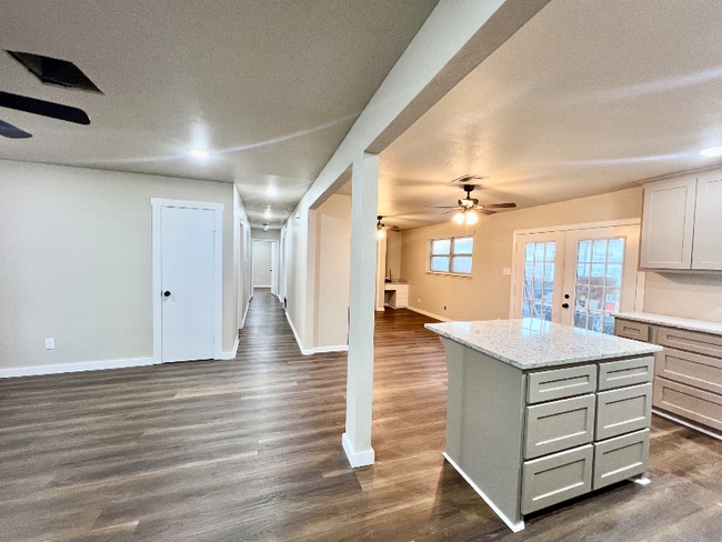 Building Photo - 506 Mary St