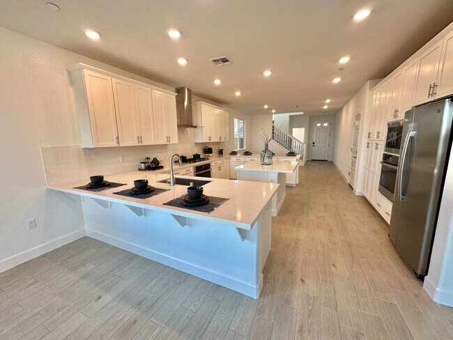 Building Photo - Charming Lennar Lakefront Home with 4 Bedrooms and 3.5 Bathrooms