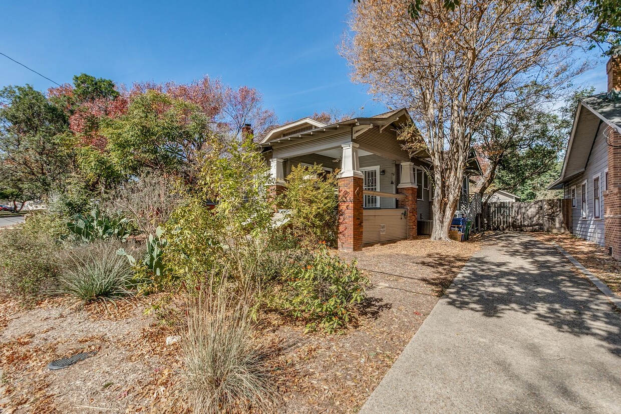 Primary Photo - CHARMING 3-BEDROOM HOME IN MONTE VISTA