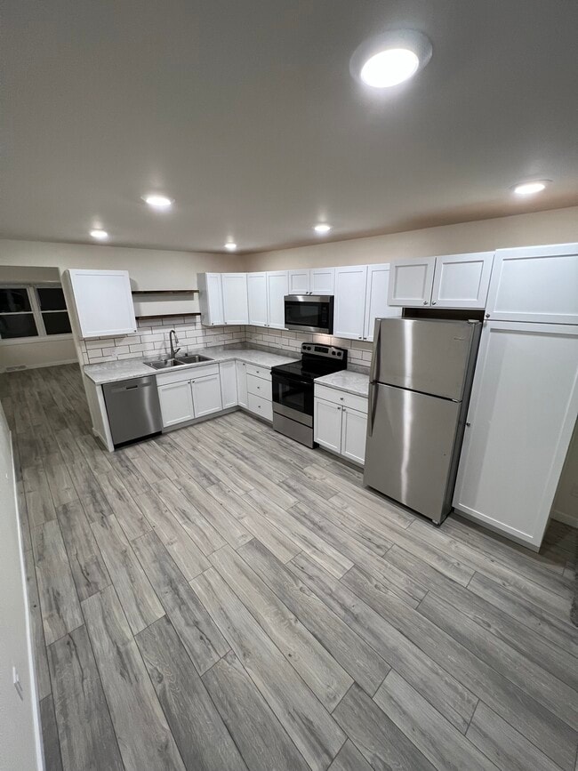 Building Photo - 6120 Strathmore Ln