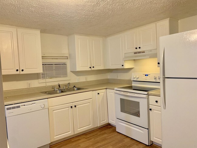 Building Photo - 121 Laroque Ln