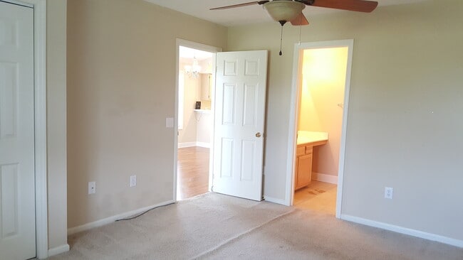 Building Photo - 2 Bedroom Condo with a Golf Course View