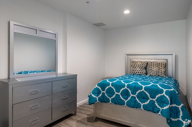 2BD, 1BA - 875-1,371SF - Lofts at 629 Euclid