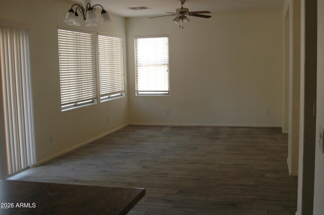 Foto del edificio - 4504 E Los Alamos St