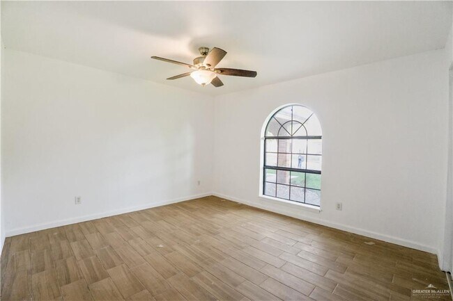 Foto del edificio - 9 Redbud Ave