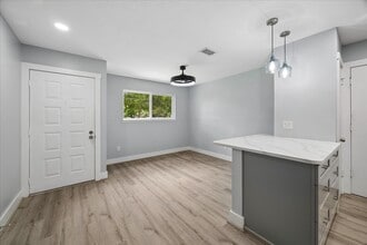 Building Photo - 17 Oldstream Ct