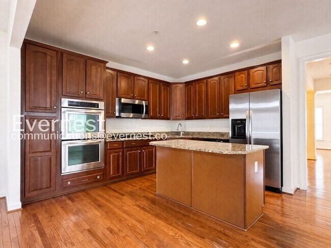 Foto del edificio - Spacious Living with Fireplace, Deck & Garage / 3 Bed & 4 Bath / Available Now!