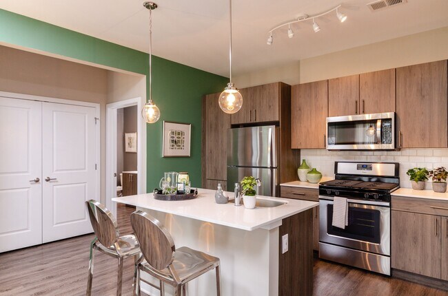 Foto del edificio - One Bedroom Luxury Apartment (Walk Up Buil...