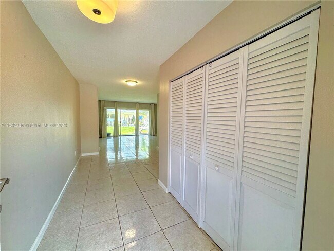 Building Photo - 9353 Fontainebleau Blvd