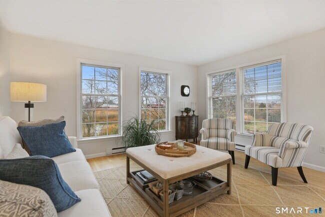 Foto del edificio - 1236 Fairfield Beach Rd