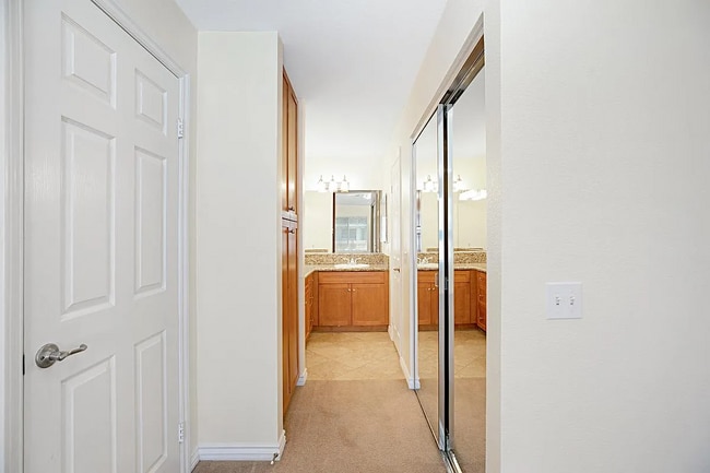 Building Photo - Unit 28E