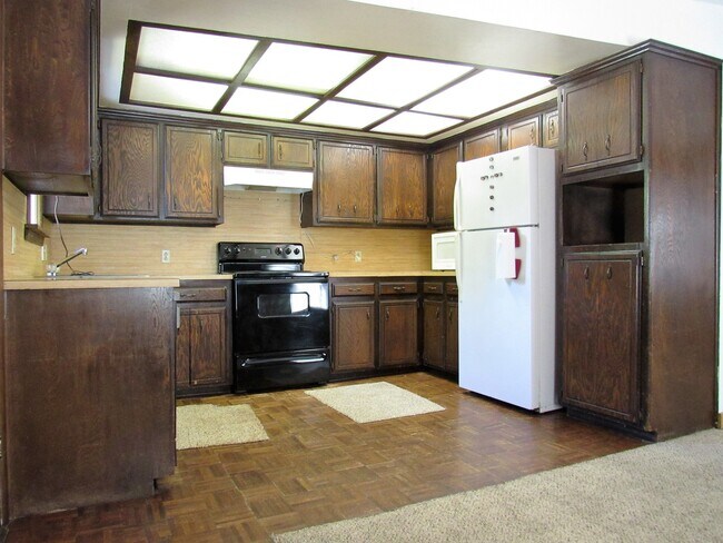 Building Photo - 111 E Marshall Dr