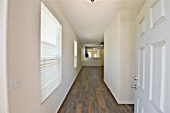 Foto del edificio - 5721 Knoll Pines Pass