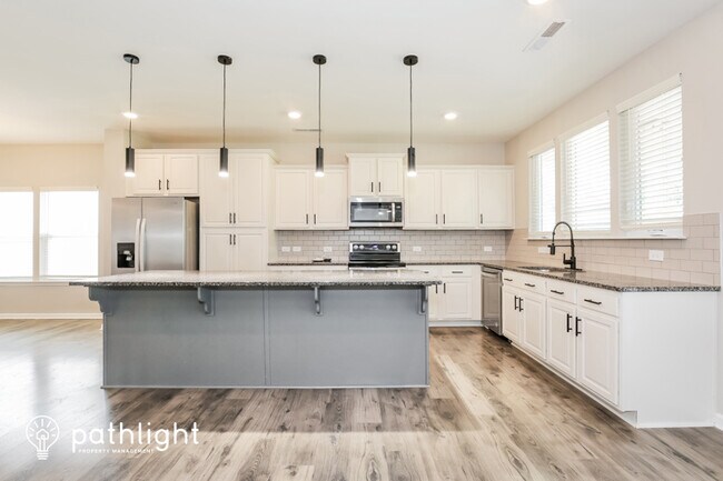 Building Photo - 121 Centerpiece Dr