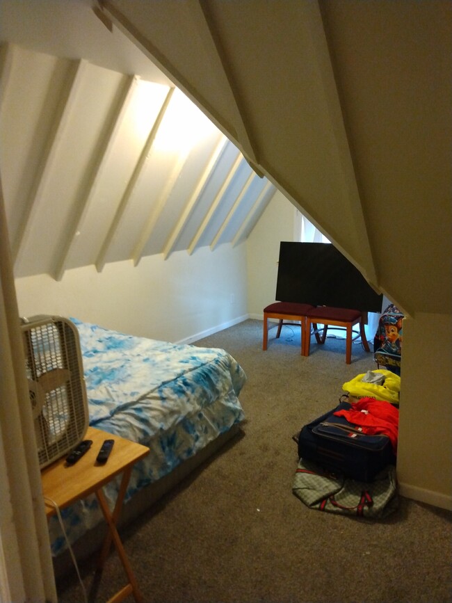 Building Photo - Charming 2BED/1BATH East Side Apartment