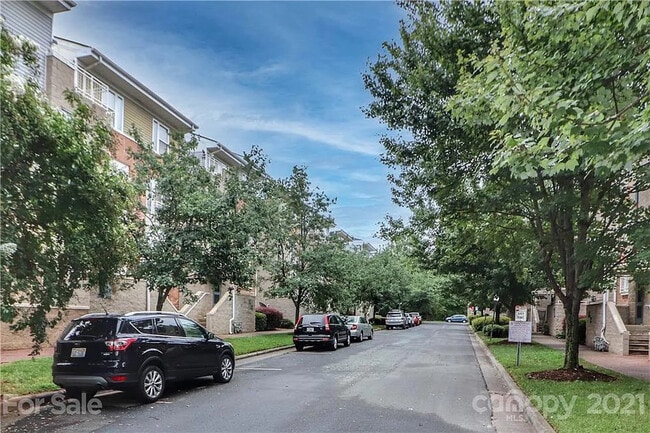Building Photo - Room in Condo on Donatello Avenue