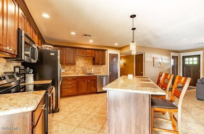 Building Photo - Beautiful Tempe home with pebbletec diving...
