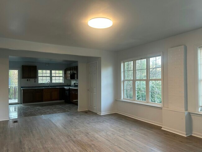 Building Photo - 1011 Ave Of Pines