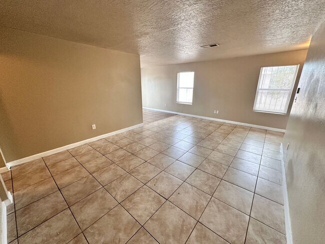 Foto del edificio - Coming Soon! 3 Bedroom 2 Bathroom with 2 Car Garage