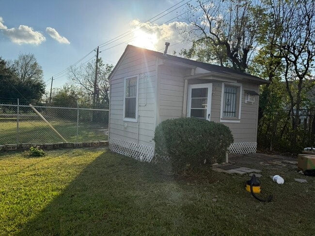 Building Photo - 3402 Seabrook St