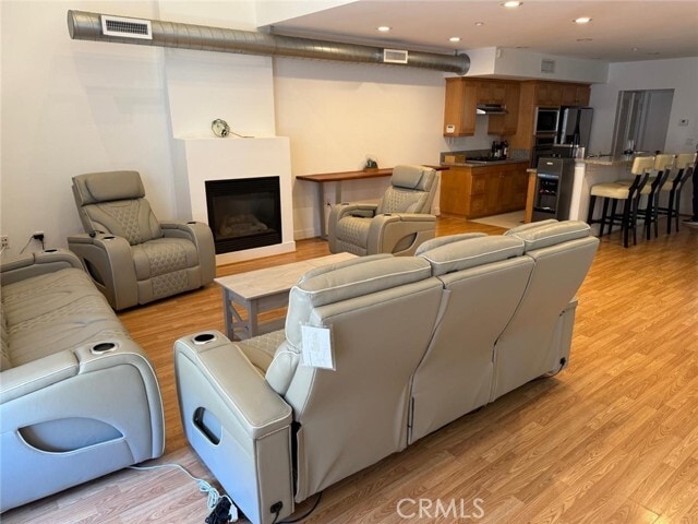 Foto del edificio - 550 S Brea Blvd