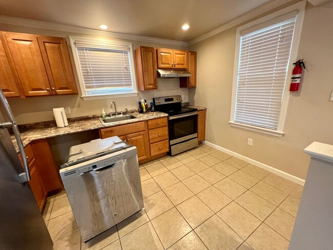 Building Photo - Charming Home - 2 Bed 1.5 Bath - Neville I...