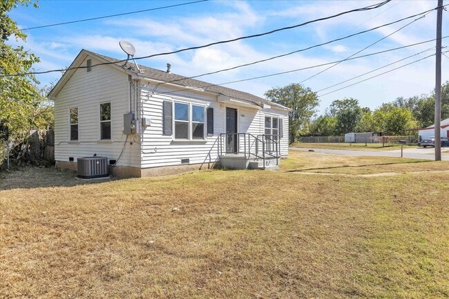 Building Photo - 2000 N Douglas Blvd