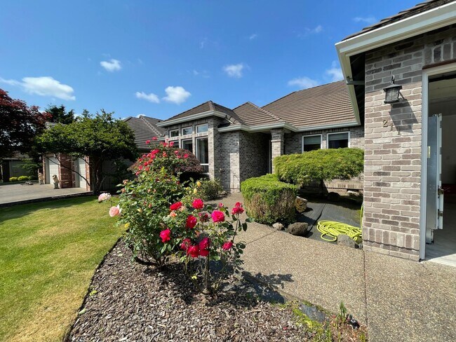 Building Photo - Custom Traditional Home in Montreux Neighborhood 3Bd/2Ba Home with 3 Car Garage!! Close to Cedar ...