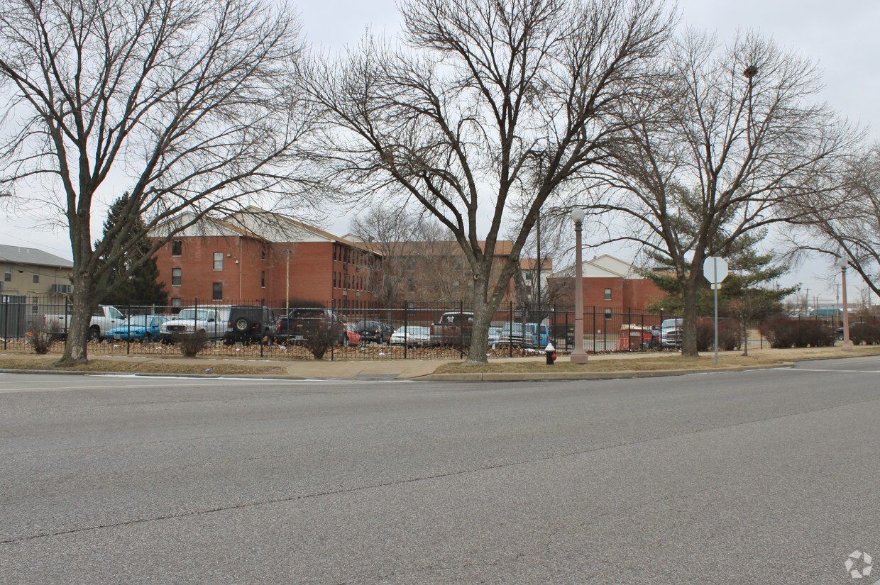 Foto del edificio - Jeff-Vander-Lou Apartments