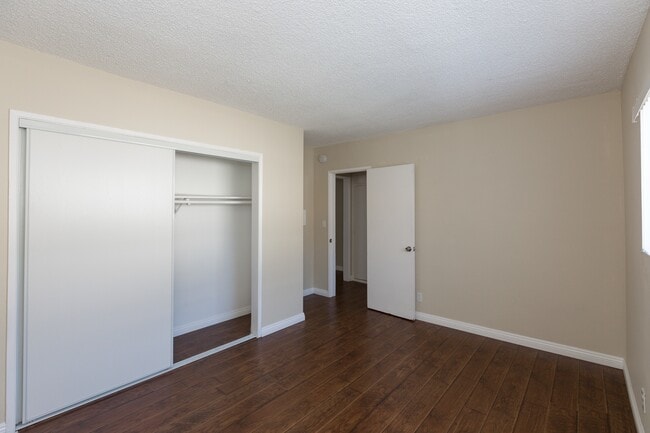 Building Photo - 16215 Vanowen St