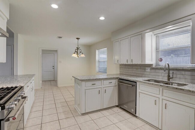 Building Photo - 601 Del Norte St