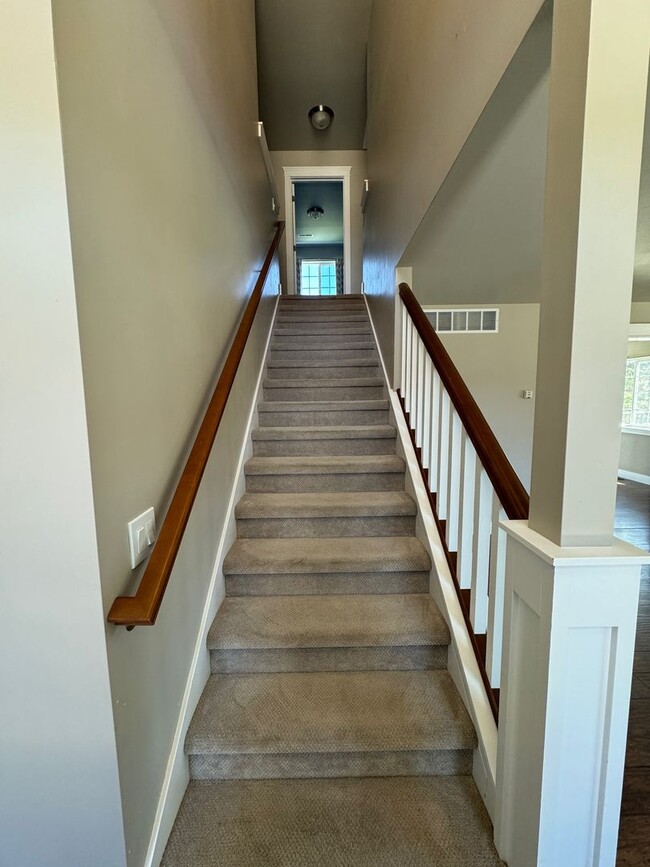 Building Photo - Spacious Canyon Home