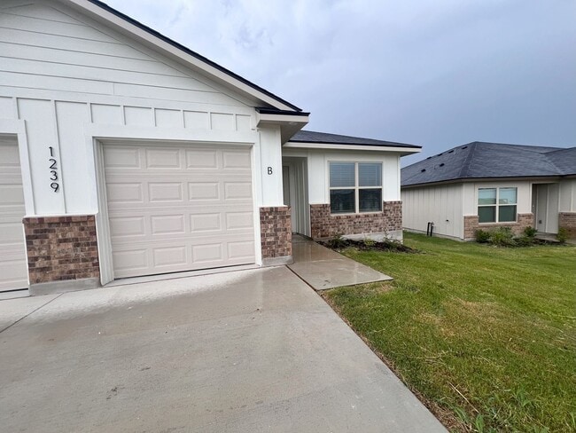 Building Photo - 1239 Concord Dr